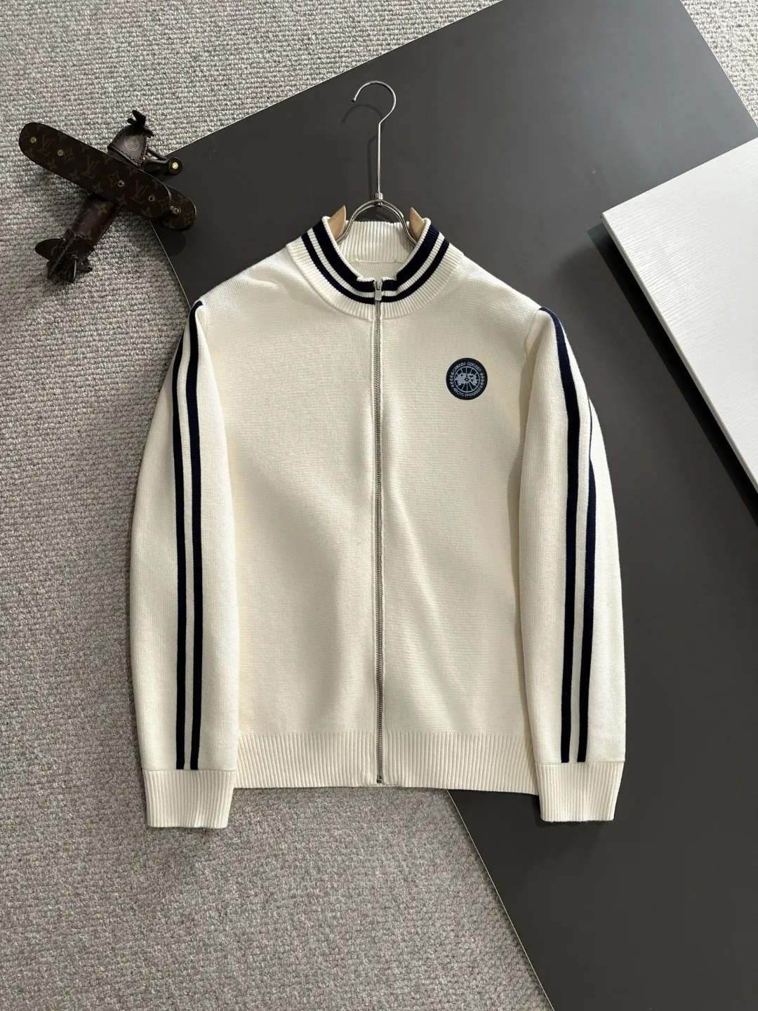 Next day shipping P460 Big Goose 2025 official website latest winter sweater, popular items are on sale at the counter simultaneously! Specially made of wool blended fabric. It feels comfortable and can be directly in contact with the skin. The logo badge is exquisitely embroidered, which is extremely eye-catching! The details highlight the fashionable charm of big brands. Exquisite workmanship. Three-dimensional cutting style. The wearing effect is invincible and handsome! All three standards are complete! Size: M-3XL